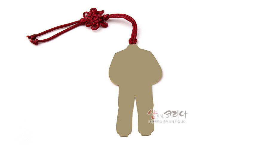 [텍스트: 샵오브코리아 대한민국의 품격까지 전합니다.] 금속 재질 남녀 한복 실루엣 책갈피 뒷면, 붉은색 전통 매듭끈 장식 구조와 매끈한 단색 표면 표현