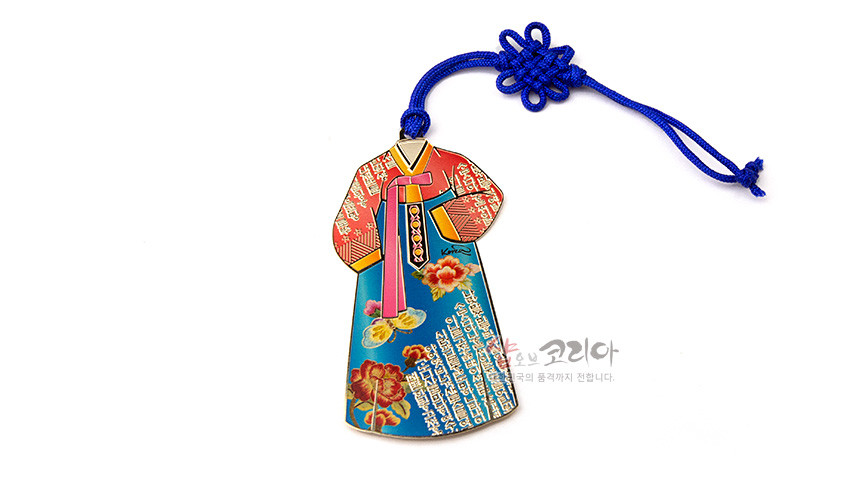 [텍스트: Korea] 금속 재질 한복 모양 책갈피, 청색 바탕과 붉은 저고리에 꽃문양, 한글 필사 문양, 상단 청색 전통 매듭끈 장식 이미지