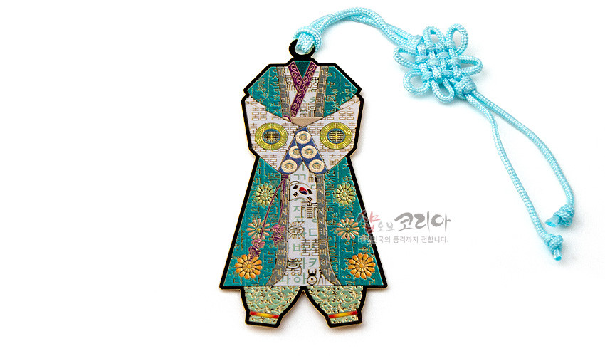 [텍스트: 훈민 코리아의 품격까지 전합니다.] 금속 재질 남녀 전통한복 형상 책갈피, 훈민정음 문자와 국기, 화려한 꽃문양과 청록색 배색, 하늘색 전통 매듭끈 장식