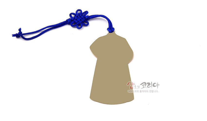 [텍스트: 샵오브코리아 대한민국의 품격까지 전합니다.] 금속 재질 한복 실루엣 책갈피, 무광 골드 색상과 푸른 전통 매듭끈 장식, 단정한 단색 디자인 강조한 구성