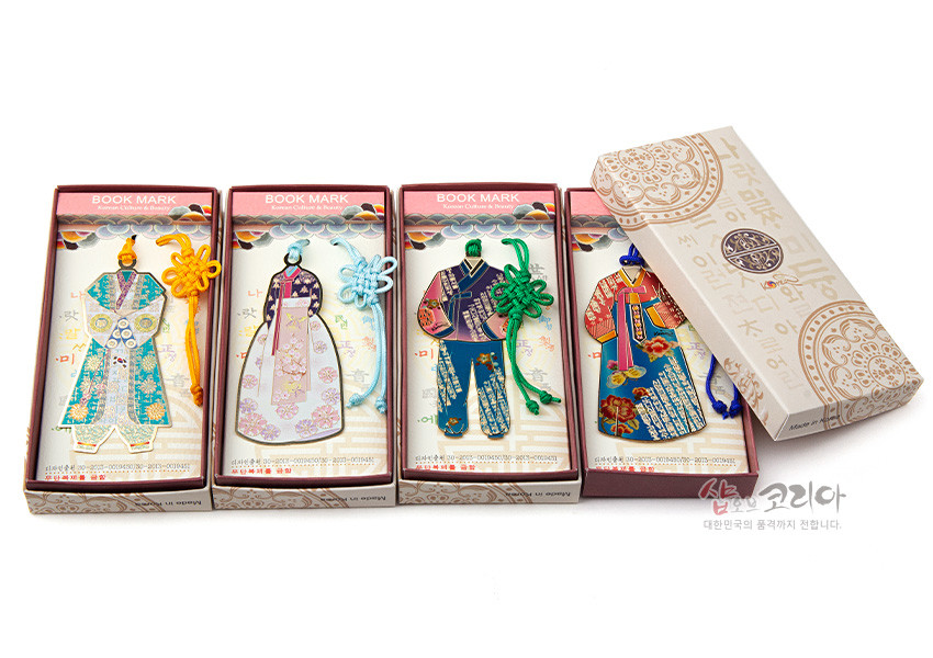 [텍스트: BOOK MARK, Korean Costume Design, Made in Korea] 금속 재질 한복 모양 책갈피 4종 구성, 청록·분홍·남색 계열 채색과 꽃·구름 전통 문양, 노랑·하늘·초록·파랑 매듭끈 장식 패키지 모습
