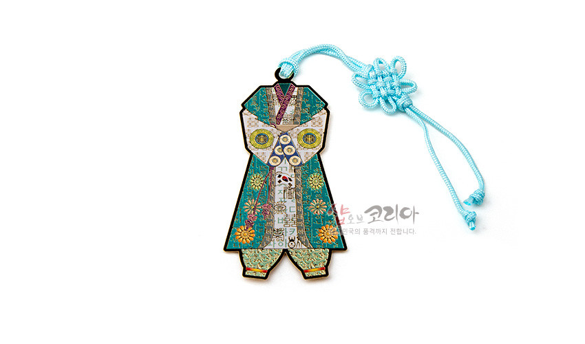 [텍스트: 훈민정음] 금속 재질 한복 형상 책갈피, 청록·노랑·적색 채색과 꽃문양 장식, 중앙 한글 문자 문양, 하늘색 전통 매듭 끈 장식 이미지 설명