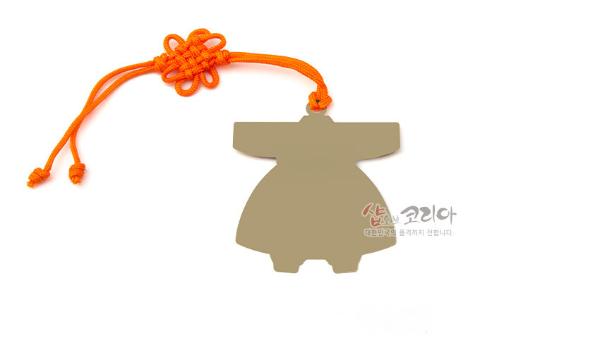 [텍스트: 샵오브코리아 대한민국의 품격까지 전합니다.] 금속 재질 아동 한복 실루엣 형태 책갈피와 주황색 전통 매듭 장식, 단색 미니멀 디자인 구성