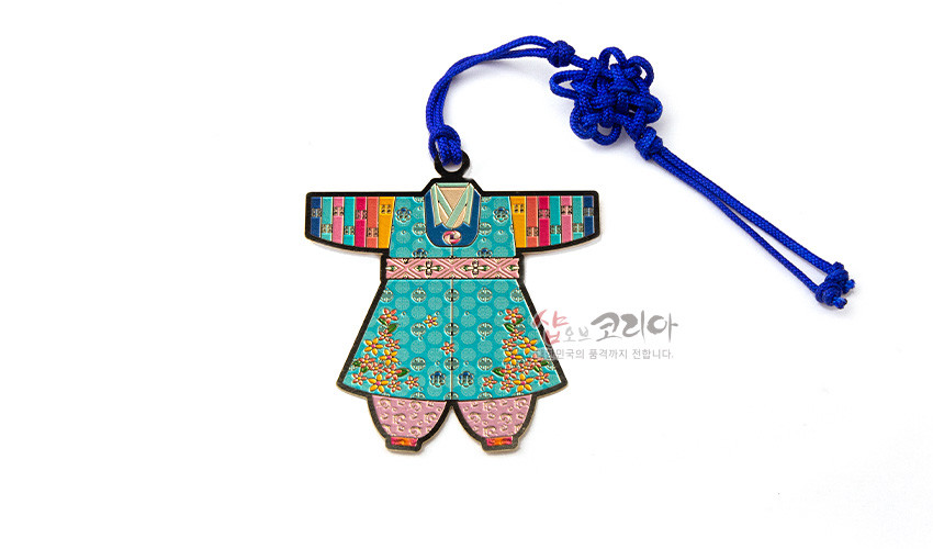 [텍스트: 샵오브 코리아] 금속 재질 아동 색동한복 모양 책갈피, 청록색 바탕에 꽃문양 채색, 소매 색동단 장식과 파란 매듭끈 포인트 디자인