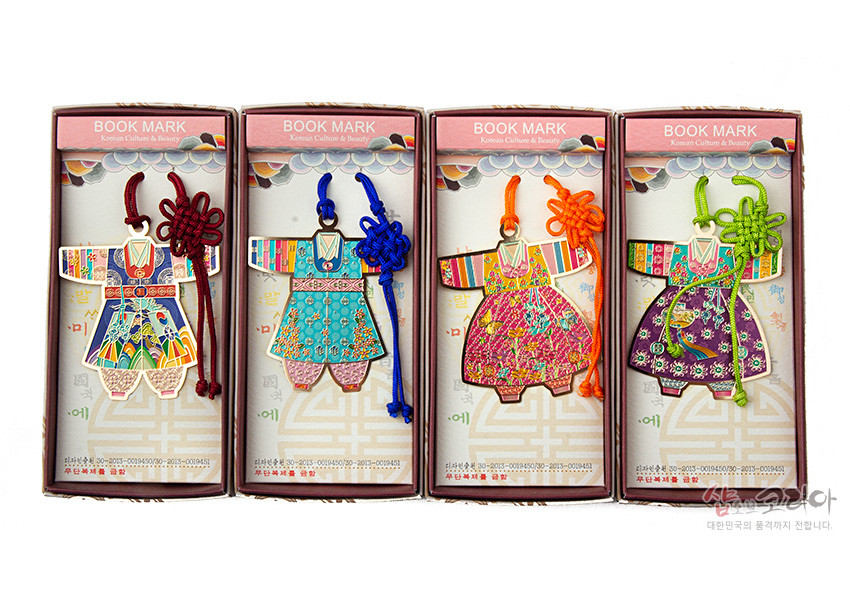 [텍스트: BOOK MARK, Korean Culture & Beauty] 금속 재질 위 다채로운 색동과 꽃, 구름 문양이 채색된 아동 한복 모양 책갈피, 붉은색·파란색·주황색·연두색 전통 매듭 장식 조화