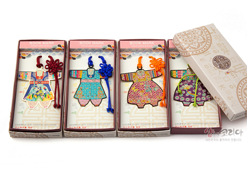 [텍스트: BOOK MARK, Korean Culture & Beauty] 금속 재질 아동 색동한복 모양 책갈피 4종 구성, 다채로운 전통 문양 채색과 색실 매듭 장식 특징