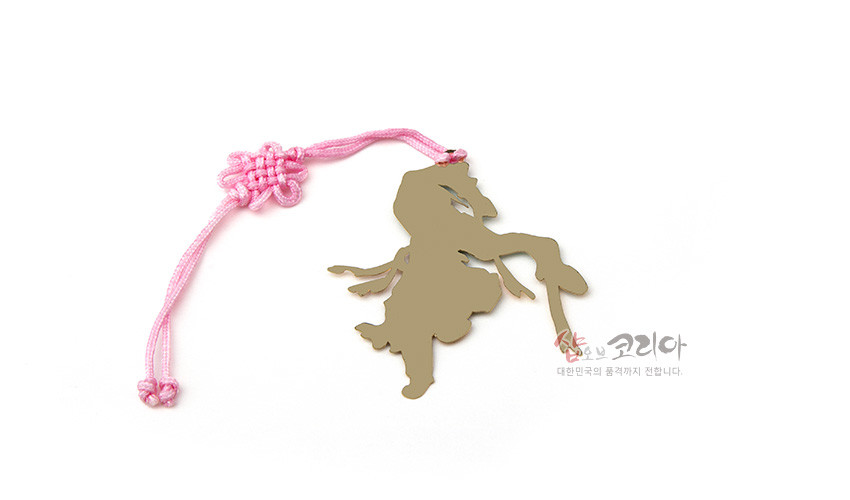 [텍스트: 샵오브코리아 대한민국의 품격까지 전합니다.] 금속 재질 조선시대 인물 실루엣 절삭 장식과 연분홍 전통 매듭 끈이 어우러진 책갈피 디자인