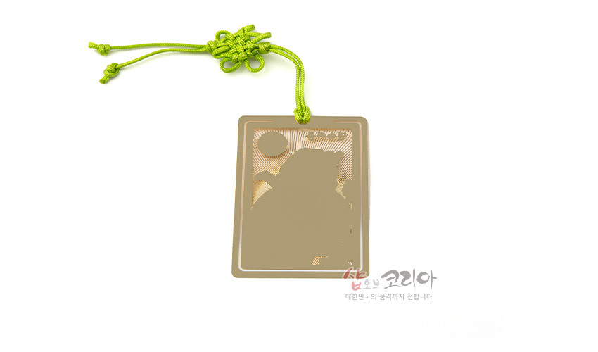 [텍스트: 샵오브코리아 대한민국의 문화를 전해지 전달니다.] 금속 재질 직사각형 판에 조선시대 인물과 해 문양을 음각한 디자인, 형광 연두색 전통 매듭 끈 장식 책갈피 디자인