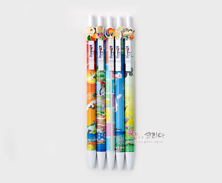 [텍스트: 샵오브코리아] 오방색 계열의 선명한 색채 위에 학, 소나무, 봉황, 연꽃 등 전통 길상문을 인쇄한 플라스틱 볼펜 세트 이미지