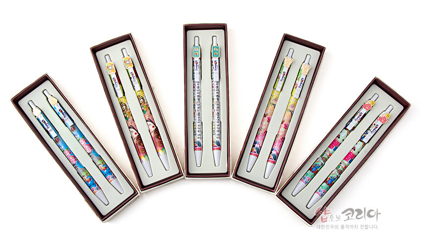 [텍스트: 샵오브코리아 대한민국의 품격까지 전합니다] 전통 복식, 한글 서예, 민화풍 인물과 화조 문양이 인쇄된 금속 볼펜 세트, 파스텔 톤과 금색 포인트 장식 디자인