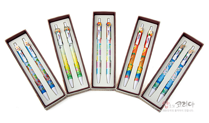 [텍스트: Korea] 오방색과 파스텔 색조로 전통 문양을 두른 볼펜 세트, 매듭 장식 모티프와 꽃, 구름, 태극 무늬가 어우러진 디자인
