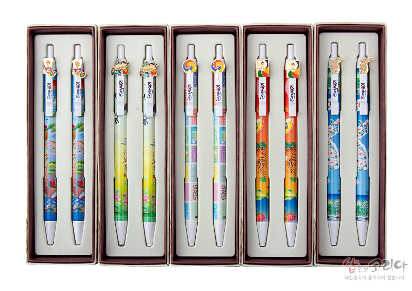 [텍스트: Korea, 샵오브코리아 대한민국의 품격까지 전합니다] 다채로운 색감과 한옥, 호랑이, 연꽃, 전통 문양이 인쇄된 플라스틱 볼펜 세트 이미지 설명