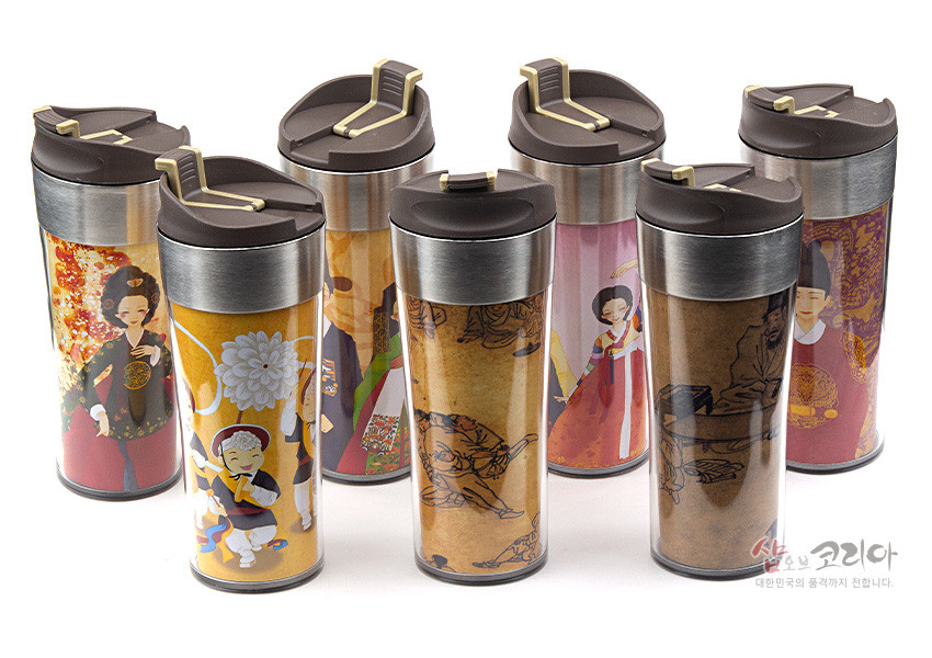 [텍스트: 샵오브코리아 대한민국의 품격까지 전합니다] 스테인리스 상단과 브라운 뚜껑, 투명 바디 사이 종이 내지에 한복 인물·풍물놀이·전통 문양 등이 다채로운 색감으로 인쇄된 텀블러들 모습