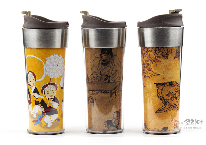 [텍스트: 샵오브코리아] 스테인리스 상단과 투명 플라스틱 바디에 황토색 배경, 풍물놀이와 선비, 서민 풍속화를 인쇄한 일러스트 문양 텀블러 이미지 설명
