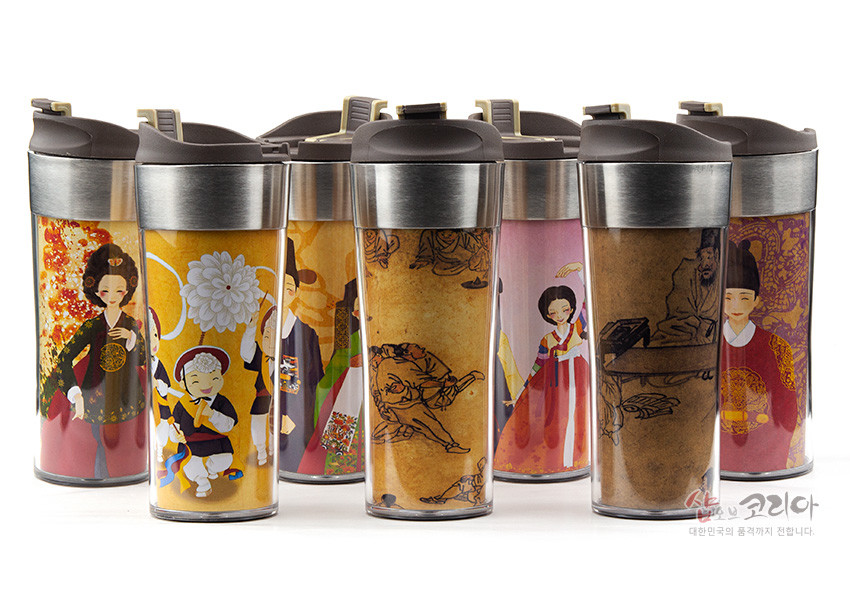 [텍스트: 샵 오브 코리아 대한민국의 품격까지 전합니다.] 스테인리스 상단과 투명 플라스틱 바디에 전통 복식 인물, 풍물놀이, 고전 회화 등 다채로운 한국 전통문화 일러스트가 인쇄된 텀블러들 모습