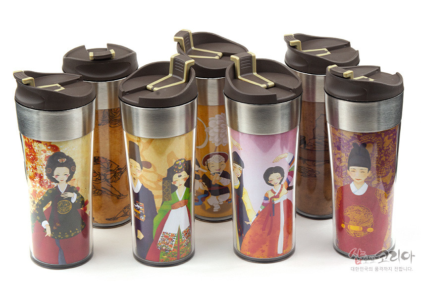 [텍스트: 샵오브코리아 대한민국의 품격까지 전합니다.] 스테인리스 상단과 투명 플라스틱 바디 구조, 한복 입은 인물·전통무용·왕과 왕비 일러스트가 다채로운 색감으로 인쇄된 한국 전통문화 테마 텀블러 이미지