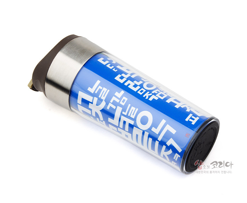 [텍스트: 샵오브코리아 대한민국의 품격까지 전합니다.] 스테인리스와 플라스틱 소재, 짙은 파란색 배경 위 흰색 한글 자음 난장 패턴이 둘러진 카페 텀블러 디자인