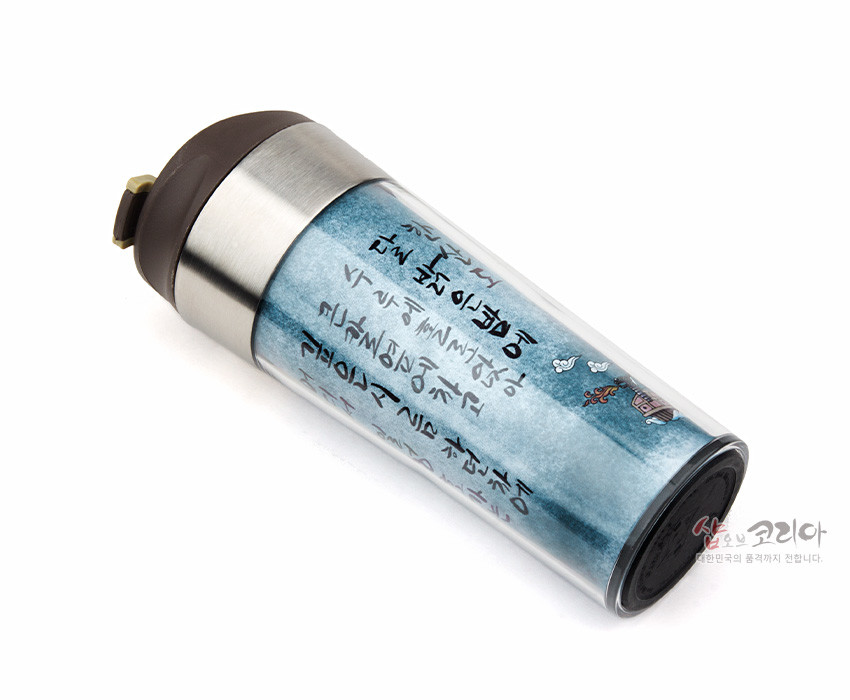 [텍스트: 샵오브코리] 청록빛 수묵 배경 위에 한글 서예 문구와 구름, 전통 건축 일러스트가 둘러진 스테인리스 테두리 카페 텀블러 디자인