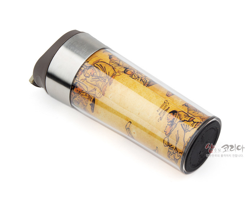 [텍스트: 샵오브코리아 대한민국의 품격까지 전합니다.] 김홍도 씨름 풍속화를 베이지색 종이 질감 배경 위에 인쇄한 일러스트, 투명 플라스틱 바디와 스테인리스 테두리, 브라운 뚜껑 구성의 카페 텀블러 디자인