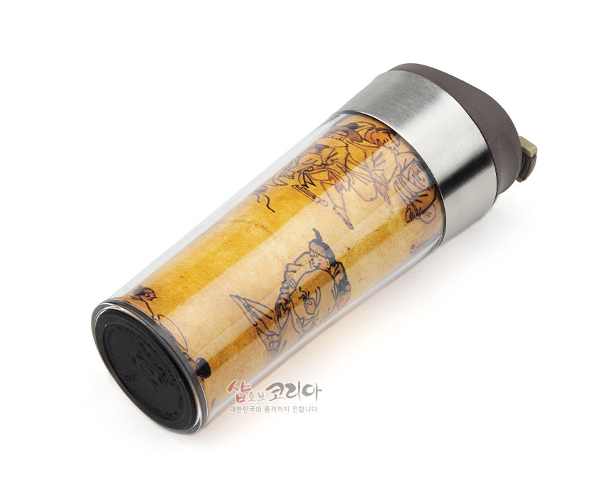 [텍스트: 샵오브코리아 대한민국의 품격까지 전합니다] 스테인리스 테두리와 갈색 플라스틱 뚜껑, 투명 외관 속 황갈색 배경 위 김홍도 씨름 풍속화 선묘 장식 텀블러 디자인