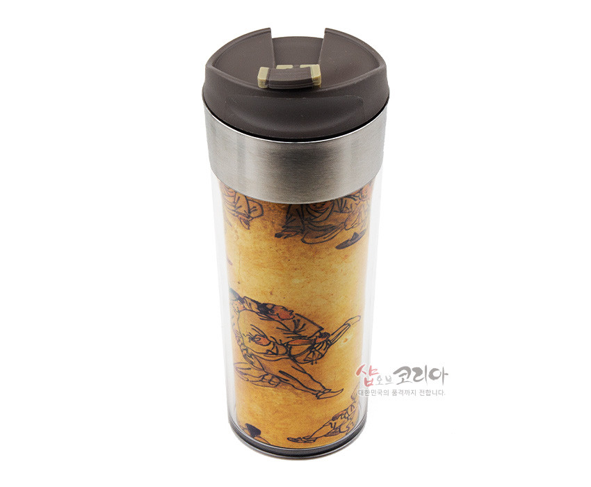 [텍스트: 샵오브코리아 대한민국의 품격까지 전합니다.] 스테인리스 테두리와 갈색 플라스틱 뚜껑, 투명 외벽 안 황갈색 배경 위에 김홍도 씨름 풍속화 선묘가 반복된 일러스트 장식 텀블러 디자인