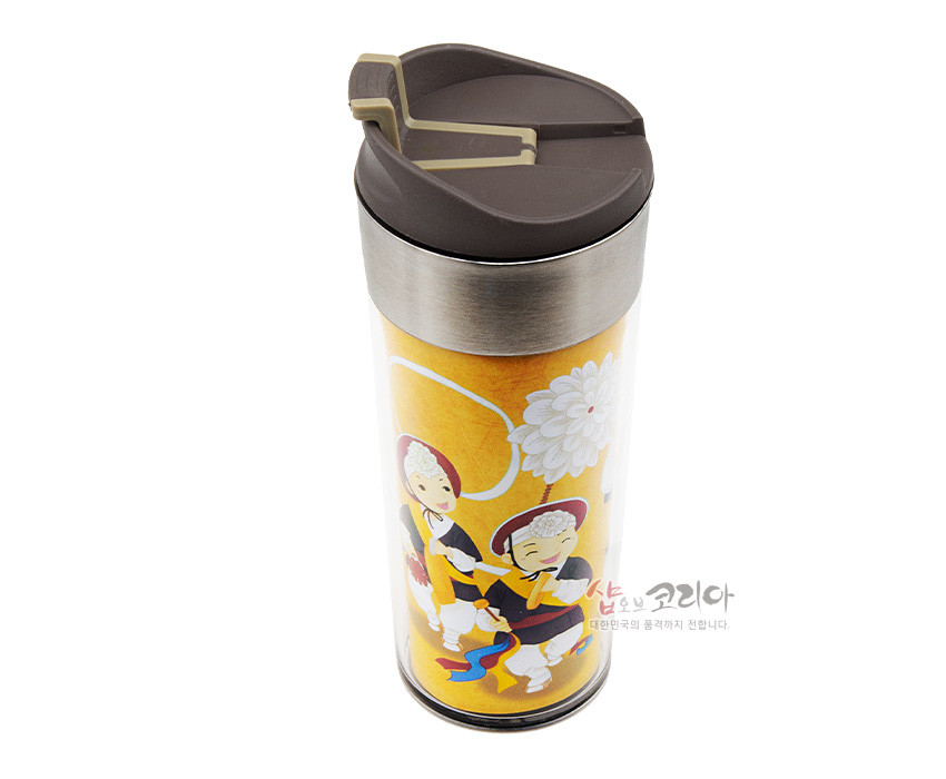 [텍스트: 샵오브코리아 대한민국의 품격까지 전합니다.] 스테인리스 뚜껑과 투명 몸체 위 노랑 바탕, 사물놀이 한복 인물과 국화 문양이 그려진 일러스트 텀블러 디자인