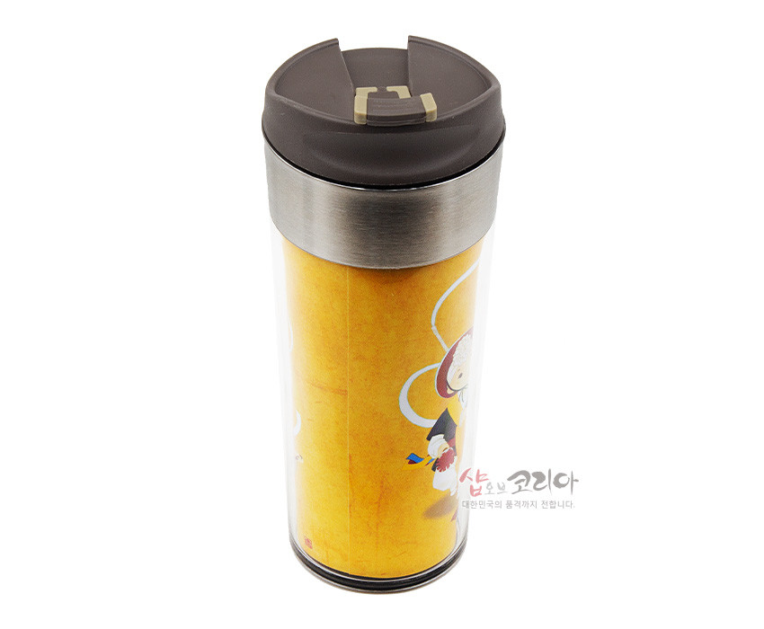 [텍스트: 샵오브코리아 대한민국의 품격까지 전달합니다.] 스테인리스 메탈 뚜껑과 투명 플라스틱 몸체, 노란 한지 질감 배경 위 사물놀이 한복 인물 일러스트 장식 텀블러 디자인