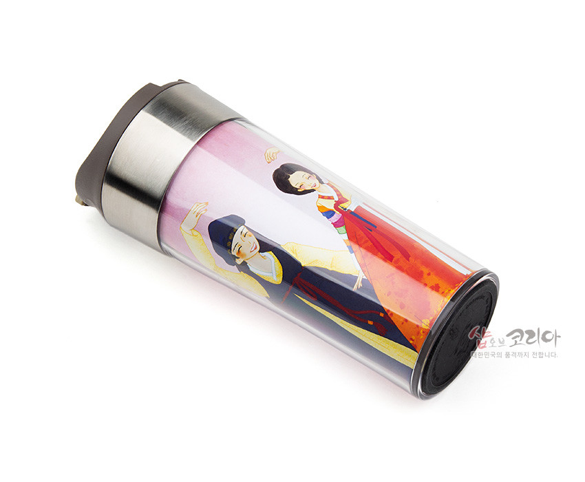 [텍스트: 샵오브코리아] 스테인리스 뚜껑과 투명 플라스틱 바디에 분홍 배경, 색동 저고리와 붉은 치마의 아씨와 도령 한복 일러스트가 컬러 인쇄된 텀블러 디자인