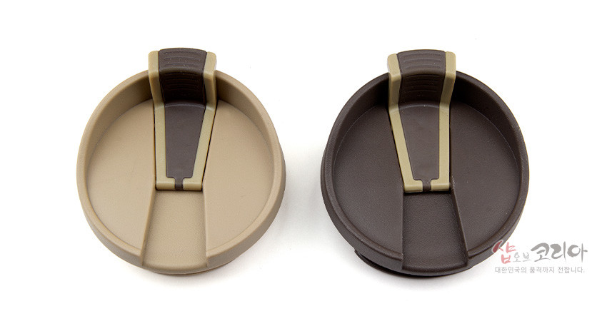 [텍스트: 샵오브코리아 대한민국의 품격까지 전합니다.] 베이지와 짙은 갈색 플라스틱 소재, 스윙형 마개 구조의 원형 텀블러 뚜껑 두 종류 배치된 이미지 표현