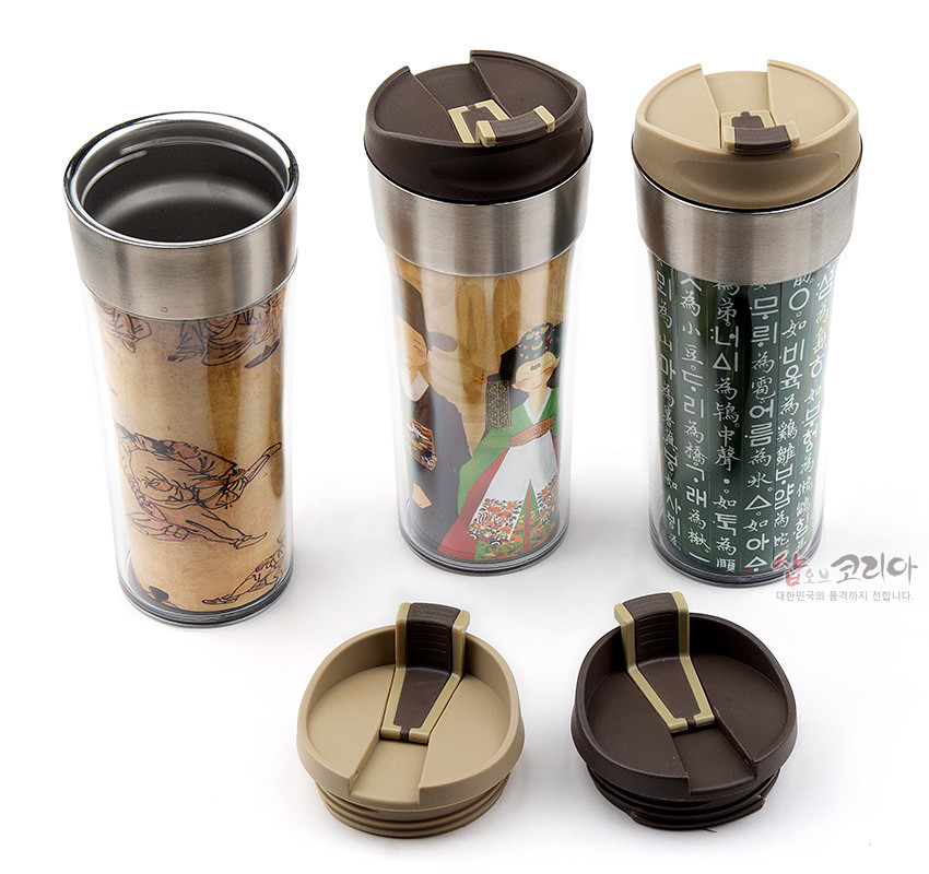 [텍스트: 소세… 비어…] 스테인리스 상단과 투명 플라스틱 바디에 고서화, 전통 혼례 인물, 초록 바탕 한글·한자 용비어천가 문양이 인쇄된 텀블러 구성 이미지 설명