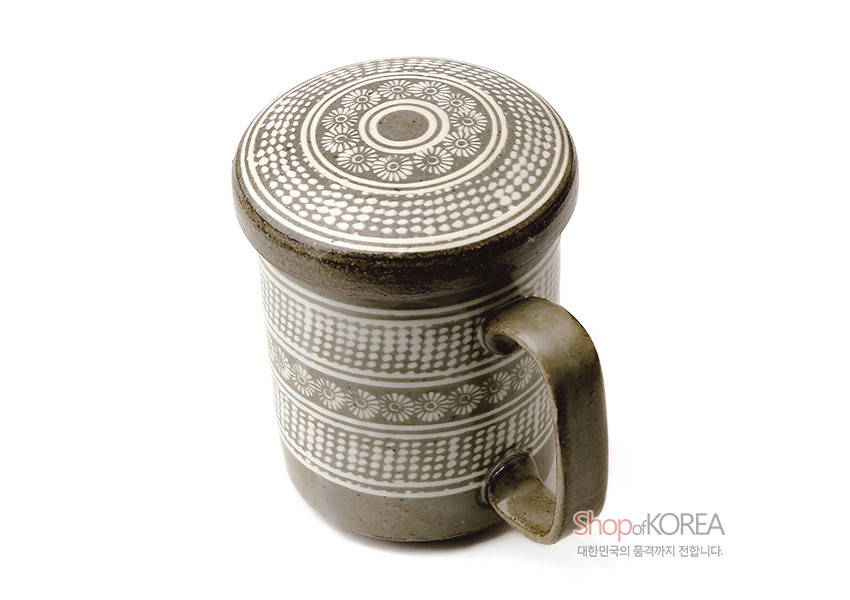 [텍스트: Shop of KOREA 대한민국의 품격까지 전합니다.] 회색 분청사기에 백색 상감 기법으로 국화문과 점열, 원형 선문을 촘촘히 둘러 장식한 뚜껑 머그다기잔 모습