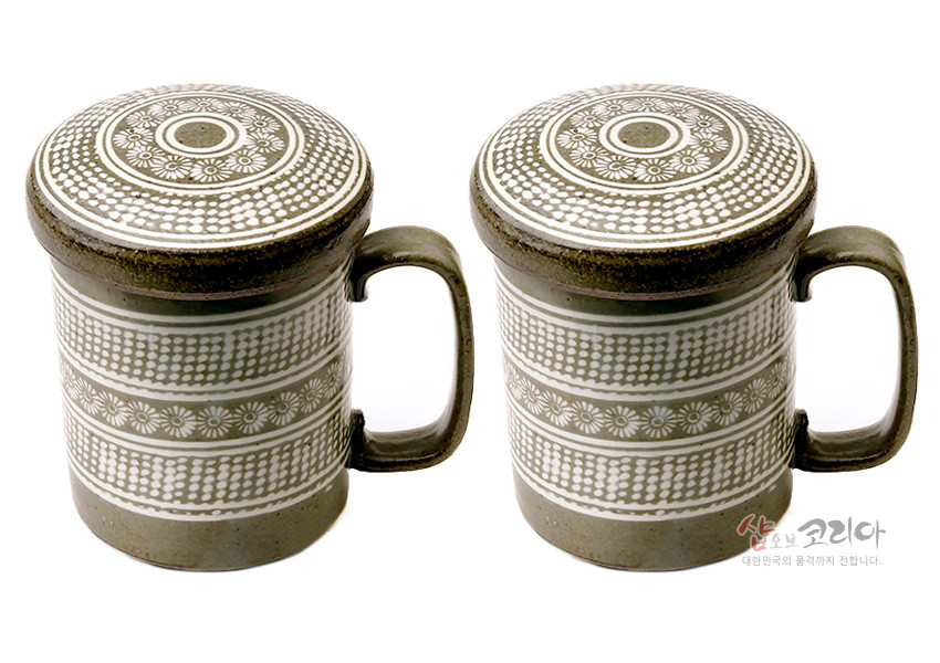 [텍스트: 샵오브코리아 대한민국의 품격까지 전합니다.] 회갈색 분청사기 바탕에 백색 상감 기법으로 국화문과 점열 문양을 둘러 장식한 뚜껑 머그 다기잔 2인 세트 이미지 설명