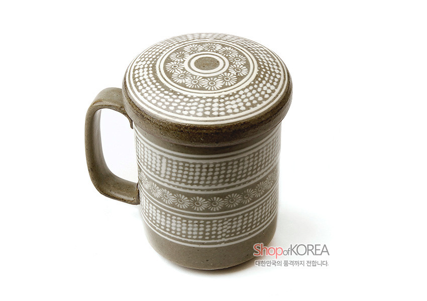 [텍스트: Shop of KOREA 대한민국의 품격까지 전달합니다.] 회색 분청사기 바탕에 백색 상감 기법으로 국화와 점열 문양을 촘촘히 둘러 새긴 뚜껑 머그다기잔 디자인