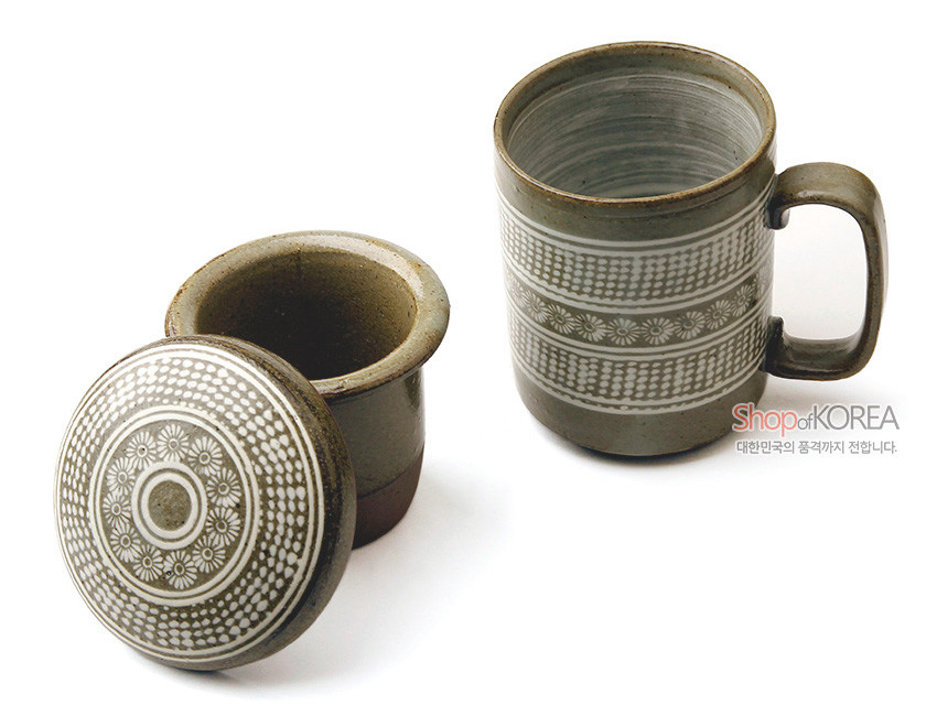 [텍스트: Shop of KOREA 대한민국의 품격까지 전합니다.] 회갈색 분청도자에 백색 상감 기법으로 국화문과 점열 문양을 둘러 장식한 뚜껑 머그다기 세트 이미지 설명