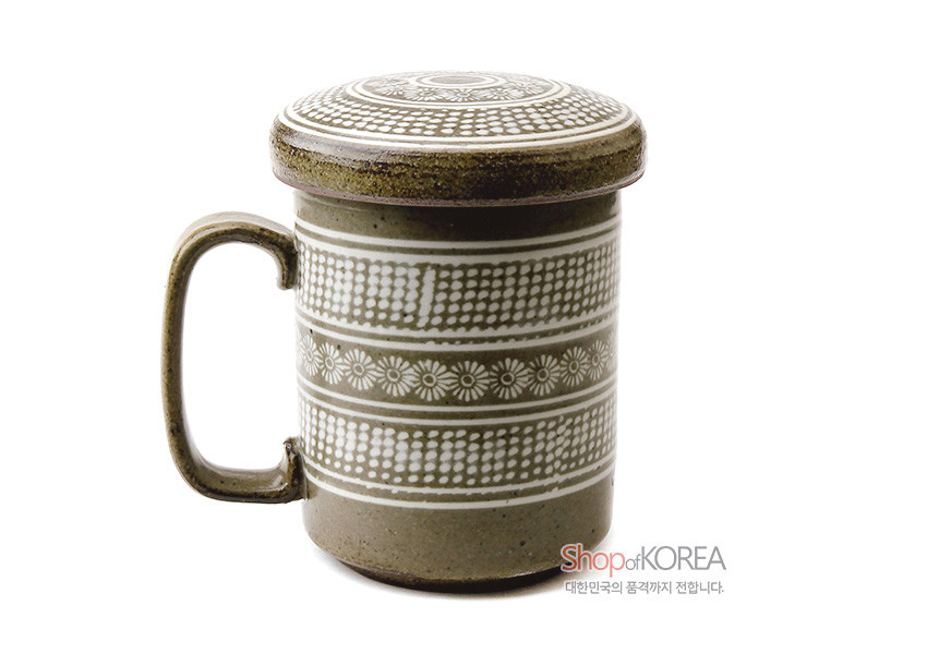 [텍스트: Shop of KOREA 대한민국의 품격까지 전합니다.] 갈색 빛 회색 분청사기 재질 위에 백색 상감 기법으로 국화와 점열, 선 문양을 정교하게 둘러 장식한 뚜껑 머그잔 형태의 다기잔세트