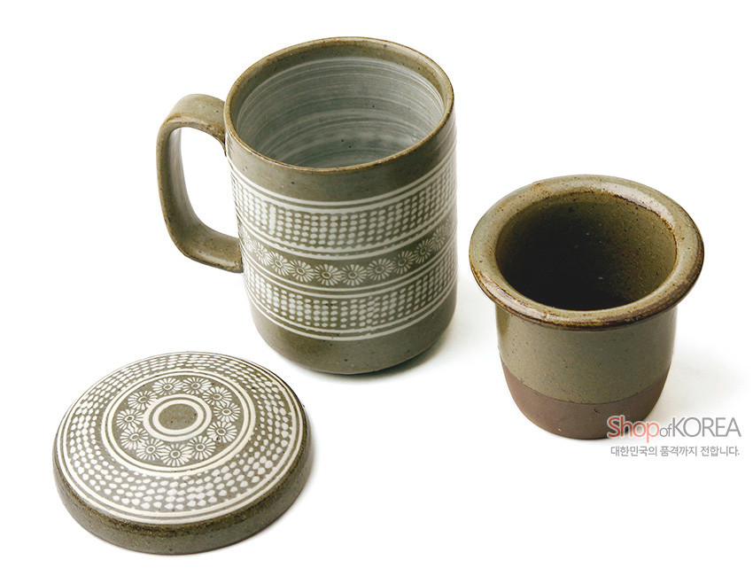 [텍스트: Shop of KOREA 대한민국의 품격까지 전합니다.] 회색 분청도자에 백색 상감 기법으로 국화와 점열 문양을 두른 머그다기와 거름망, 동일 문양의 원형 뚜껑 구성의 다기 세트 이미지 설명