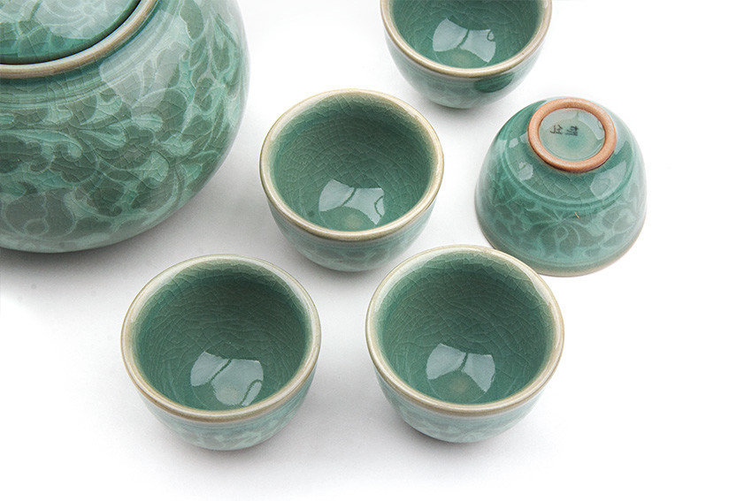 [텍스트: 止堂] 비취색 유약과 잔잔한 크랙 유문, 백목단 상감 문양이 어우러진 청자 주전자와 다기 세트 구성 이미지