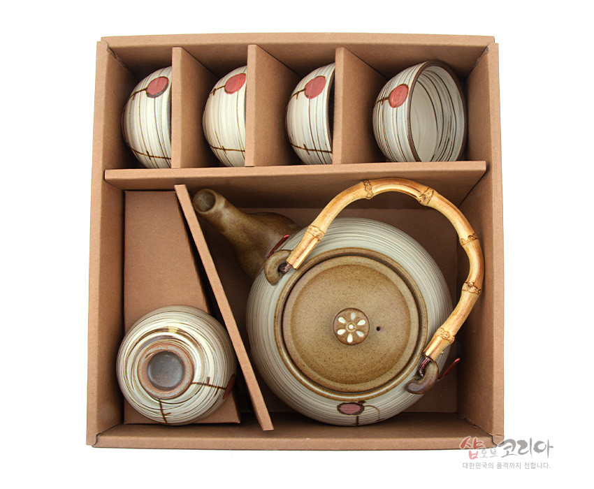 [텍스트: 샵오브코리아, 대한민국의 품격까지 전합니다.] 도자기 재질 열매 문양 주전자세트, 아이보리와 갈색 조화에 붉은 열매 포인트, 대나무 손잡이와 선형 문양이 어우러진 구성