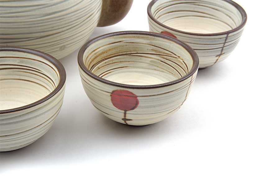 열매 주전자세트 아이보리색 도자기 술잔에 갈색 선으로 둘레를 감싼 선묘 기법, 붉은 열매 모양 포인트 문양과 짙은 갈색 테두리의 조화가 돋보이는 전통 주기 디자인