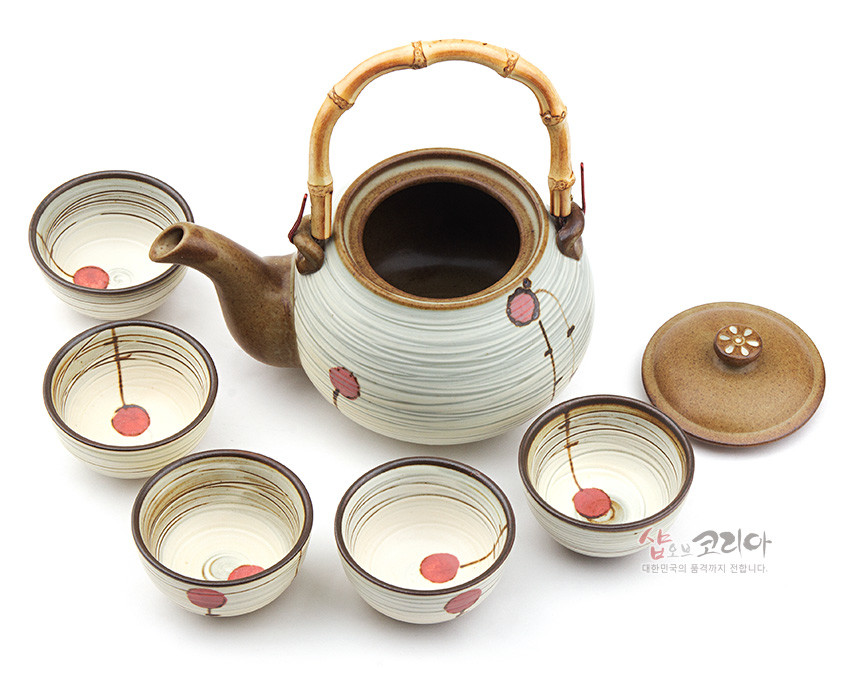 [텍스트: 샵오브코리아 대한민국의 품격까지 전합니다.] 아이보리빛 도자기 위 갈색 선과 붉은 열매 문양, 대나무 손잡이가 어우러진 전통 주전자와 잔 세트 구성
