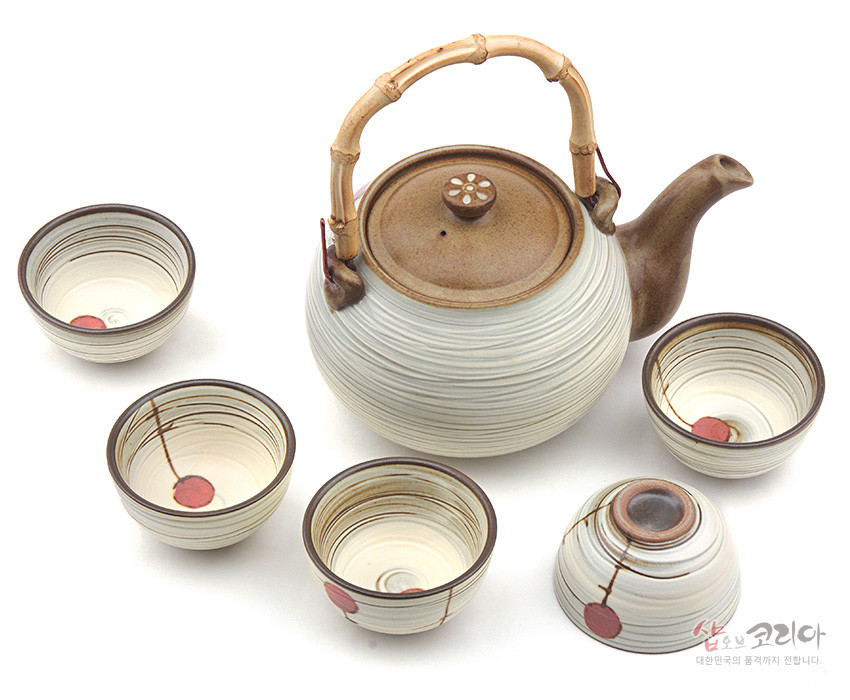 [텍스트: 샵오브코리아 대한민국의 품격까지 전합니다.] 아이보리빛 도자기 위 갈색 선과 붉은 열매 문양이 둘러진 주전자와 잔 세트, 대나무 손잡이와 유약의 자연스러운 그라데이션이 조화를 이룬 디자인형 다기세트 구성