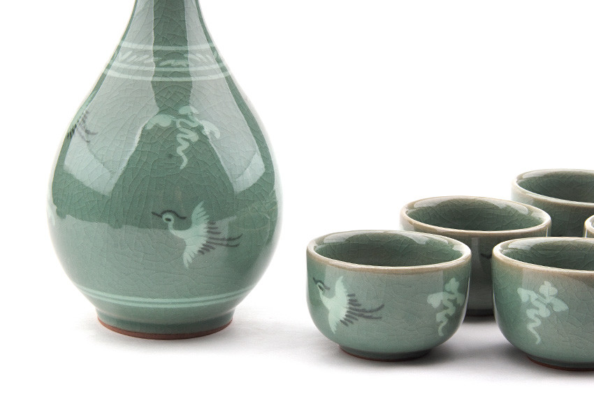 청자 주병세트(전통술병 술잔세트) 비취색 유약의 청자 주병과 술잔 세트, 빙렬 기법과 흰색 학·구름 상감 문양이 어우러진 전통 주기 구성