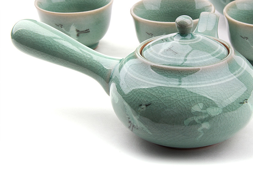 비취색 청자 재질의 옆손잡이 주전자와 잔 구성, 유약의 자연스러운 균열무늬와 은은한 운학·운문 장식이 어우러진 3인 다기 세트 디자인