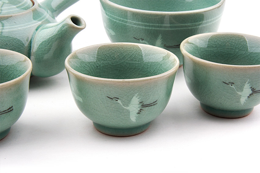 옅은 비취색 유약의 청자 다기, 균열 유약 기법과 은은한 운학 문양이 어우러진 주전자와 잔 구성 모습