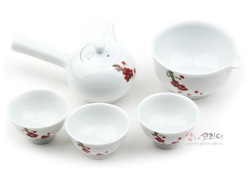 [텍스트: 샵오브코리아 대한민국의 혼을 세계까지 전합니다.] 백자 재질에 붉은 매화와 가지 문양을 손그림 기법으로 장식한 3인 다기세트 구성 이미지