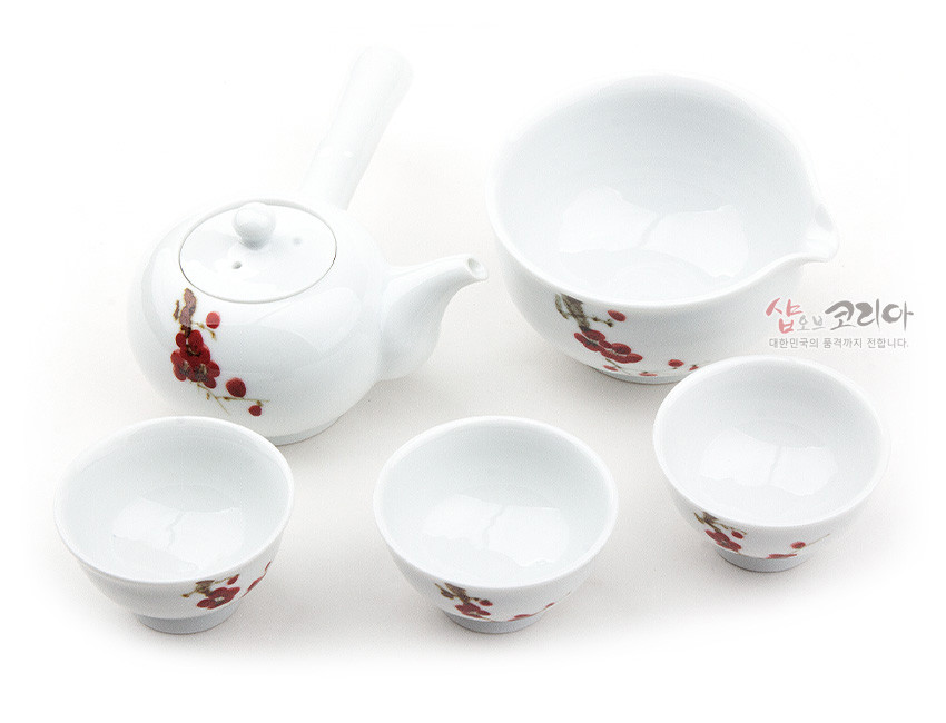 [텍스트: 샵오브코리아 대한민국의 품격까지 전합니다.] 백자 재질에 붉은 매화와 가지를 손그림 기법으로 장식한 다관, 숙우, 찻잔 3인의 다기 세트 구성