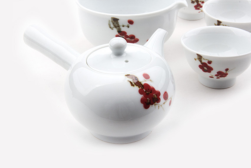백자 재질의 다관과 찻잔, 숙우에 붉은 매화와 가지 문양을 손그림 기법으로 장식한 3인 다기 세트 구성 이미지
