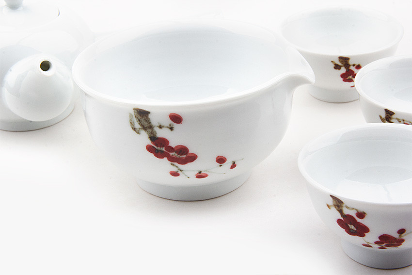 백자 재질의 다관과 숙우, 찻잔으로 구성된 세트, 흰 유약 바탕에 붉은 매화와 갈색 가지를 손그림 기법으로 장식한 전통 다기 디자인