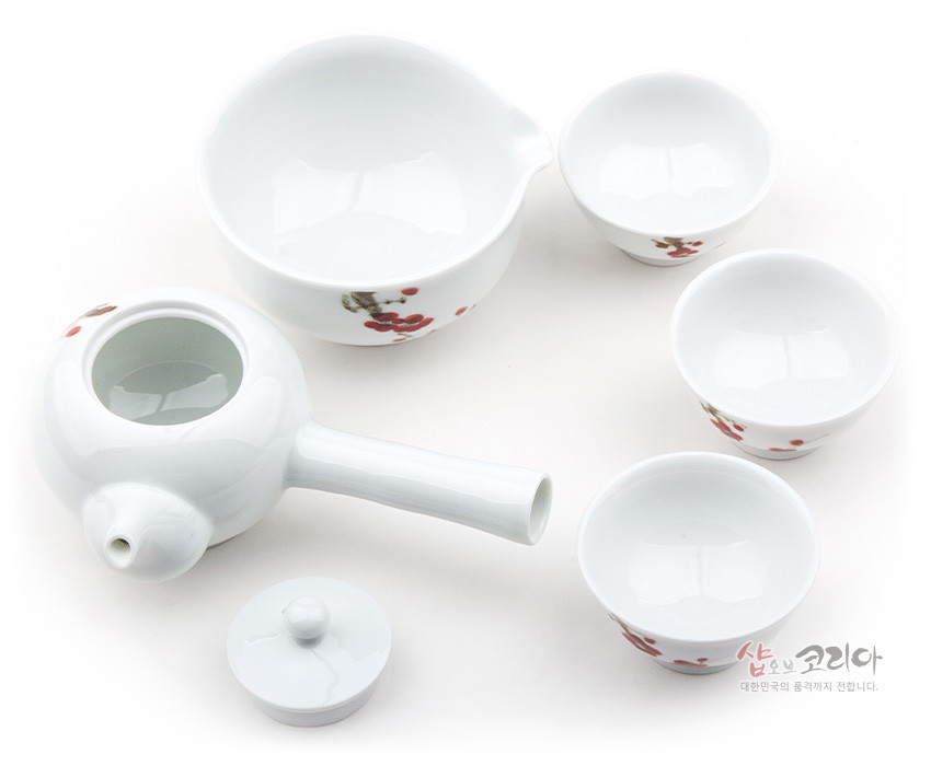 [텍스트: 샵오브코리아 대한민국의 품격까지 전합니다.] 백자 재질 주전자와 숙우, 찻잔 3점 구성, 붉은 매화와 가지를 손그림 기법으로 장식한 백색 유약 차도구 세트 이미지