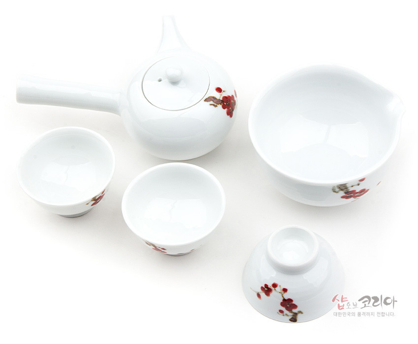 [텍스트: 샵오브코리아 대한민국의 품격까지 전합니다.] 백색 백자 위에 붉은 매화와 가지를 수채화풍으로 그린 3인 다기세트 구성 이미지